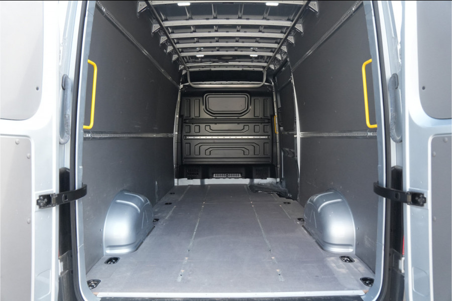Volkswagen Crafter 35 2.0 TDI L4H3 140pk Automaat - ACC - LED - Geveerde Stoel - Carplay - Camera - Betimmering - Rijklaar