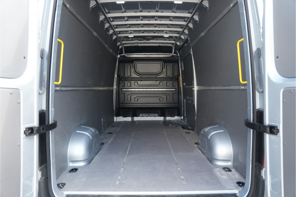 Volkswagen Crafter 35 2.0 TDI L4H3 140pk Automaat - ACC - LED - Geveerde Stoel - Carplay - Camera - Betimmering - Rijklaar