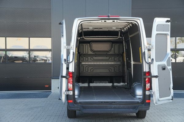 Volkswagen Crafter 35 2.0 TDI L4H3 140pk Automaat - ACC - LED - Geveerde Stoel - Carplay - Camera - Betimmering - Rijklaar