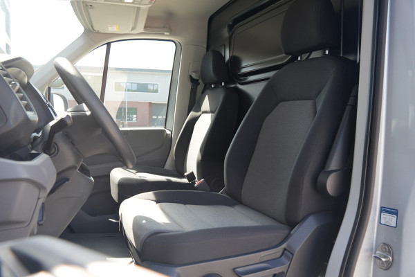 Volkswagen Crafter 35 2.0 TDI L4H3 140pk Automaat - ACC - LED - Geveerde Stoel - Carplay - Camera - Betimmering - Rijklaar