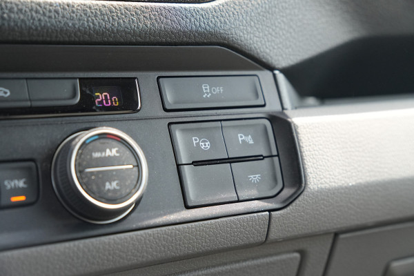 Volkswagen Crafter 35 2.0 TDI L4H3 140pk Automaat - ACC - LED - Geveerde Stoel - Carplay - Camera - Betimmering - Rijklaar