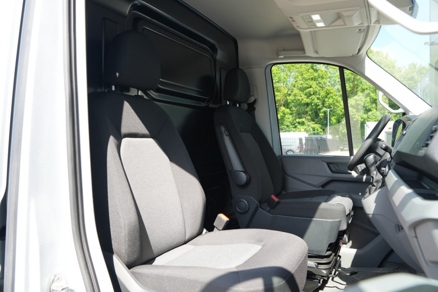 Volkswagen Crafter 35 2.0 TDI L4H3 140pk Automaat - ACC - LED - Geveerde Stoel - Carplay - Camera - Betimmering - Rijklaar