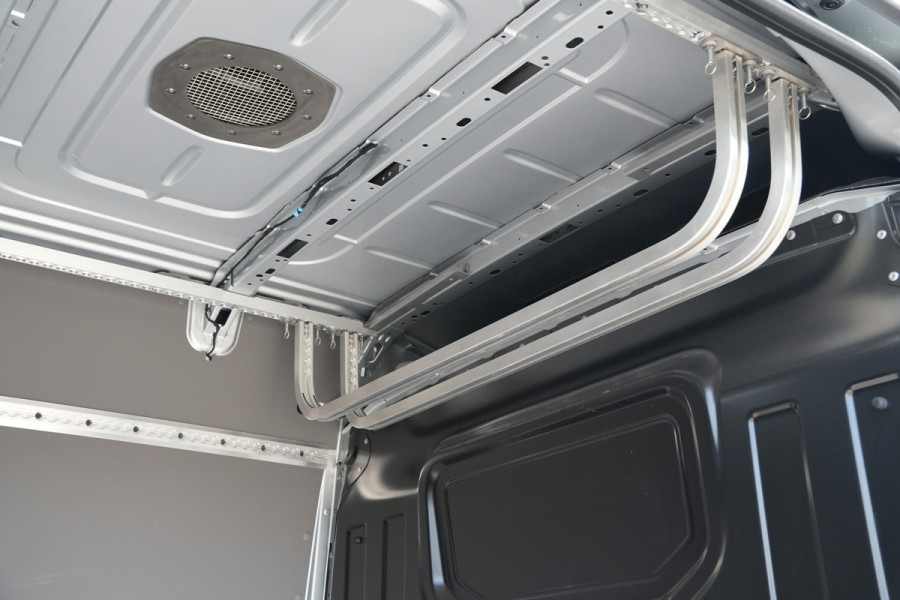 Volkswagen Crafter 35 2.0 TDI L4H3 140pk Automaat - ACC - LED - Geveerde Stoel - Carplay - Camera - Betimmering - Rijklaar