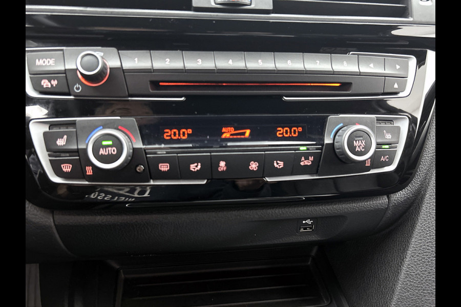BMW 3 Serie Touring 318i M Sport Corporate Lease Automaat (GROOT-NAVIGATIE, TREKHAAK, STOELVERWARMING, LED, GOED ONDERHOUDEN)