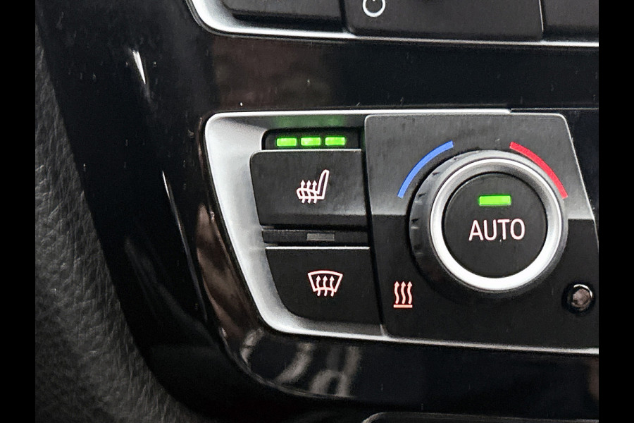 BMW 3 Serie Touring 318i M Sport Corporate Lease Automaat (GROOT-NAVIGATIE, TREKHAAK, STOELVERWARMING, LED, GOED ONDERHOUDEN)