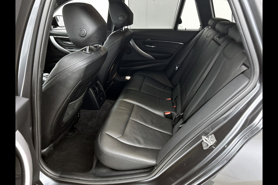BMW 3 Serie Touring 318i M Sport Corporate Lease Automaat (GROOT-NAVIGATIE, TREKHAAK, STOELVERWARMING, LED, GOED ONDERHOUDEN)