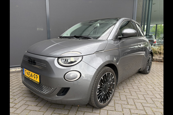 Fiat 500 La Prima by bocelli 42 kWh full option Achteruitrijcamera - Airco - Apple carplay - Navigatie - Parkeersensoren - Panorama dak - Stoelverwarming - Cruise control - Dodehoek detector - Elektrische ramen - Led verlichting - Bluetoot - Keyless start - Stuur leder - Stuur multifunctioneel - Licht metalen velgen 17 inch