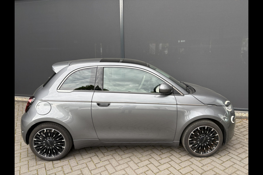 Fiat 500 La Prima by bocelli 42 kWh full option Achteruitrijcamera - Airco - Apple carplay - Navigatie - Parkeersensoren - Panorama dak - Stoelverwarming - Cruise control - Dodehoek detector - Elektrische ramen - Led verlichting - Bluetoot - Keyless start - Stuur leder - Stuur multifunctioneel - Licht metalen velgen 17 inch