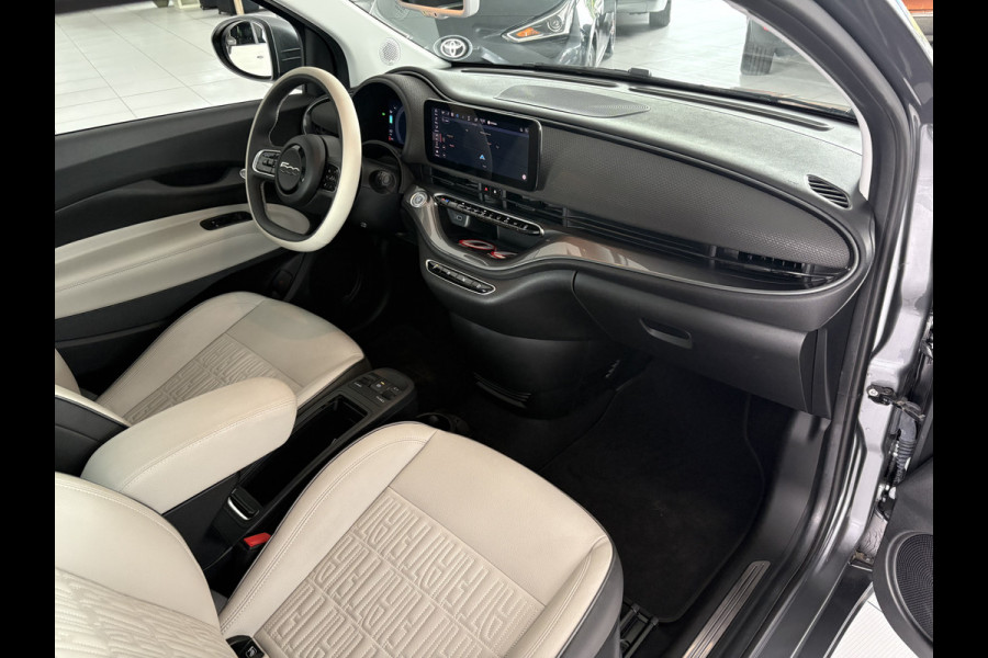 Fiat 500 La Prima by bocelli 42 kWh full option Achteruitrijcamera - Airco - Apple carplay - Navigatie - Parkeersensoren - Panorama dak - Stoelverwarming - Cruise control - Dodehoek detector - Elektrische ramen - Led verlichting - Bluetoot - Keyless start - Stuur leder - Stuur multifunctioneel - Licht metalen velgen 17 inch