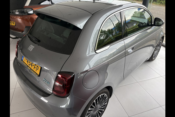 Fiat 500 La Prima by bocelli 42 kWh full option Achteruitrijcamera - Airco - Apple carplay - Navigatie - Parkeersensoren - Panorama dak - Stoelverwarming - Cruise control - Dodehoek detector - Elektrische ramen - Led verlichting - Bluetoot - Keyless start - Stuur leder - Stuur multifunctioneel - Licht metalen velgen 17 inch