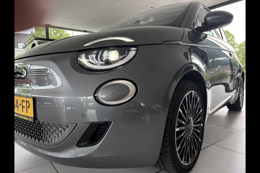 Fiat 500 La Prima by bocelli 42 kWh full option Achteruitrijcamera - Airco - Apple carplay - Navigatie - Parkeersensoren - Panorama dak - Stoelverwarming - Cruise control - Dodehoek detector - Elektrische ramen - Led verlichting - Bluetoot - Keyless start - Stuur leder - Stuur multifunctioneel - Licht metalen velgen 17 inch