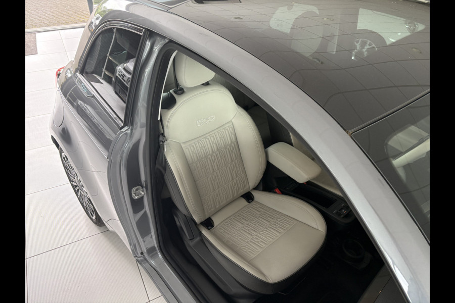 Fiat 500 La Prima by bocelli 42 kWh full option Achteruitrijcamera - Airco - Apple carplay - Navigatie - Parkeersensoren - Panorama dak - Stoelverwarming - Cruise control - Dodehoek detector - Elektrische ramen - Led verlichting - Bluetoot - Keyless start - Stuur leder - Stuur multifunctioneel - Licht metalen velgen 17 inch