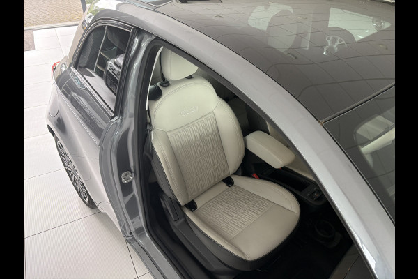 Fiat 500 La Prima by bocelli 42 kWh full option Achteruitrijcamera - Airco - Apple carplay - Navigatie - Parkeersensoren - Panorama dak - Stoelverwarming - Cruise control - Dodehoek detector - Elektrische ramen - Led verlichting - Bluetoot - Keyless start - Stuur leder - Stuur multifunctioneel - Licht metalen velgen 17 inch
