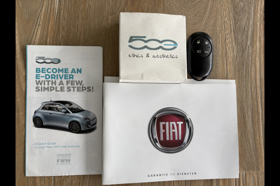 Fiat 500 La Prima by bocelli 42 kWh full option Achteruitrijcamera - Airco - Apple carplay - Navigatie - Parkeersensoren - Panorama dak - Stoelverwarming - Cruise control - Dodehoek detector - Elektrische ramen - Led verlichting - Bluetoot - Keyless start - Stuur leder - Stuur multifunctioneel - Licht metalen velgen 17 inch