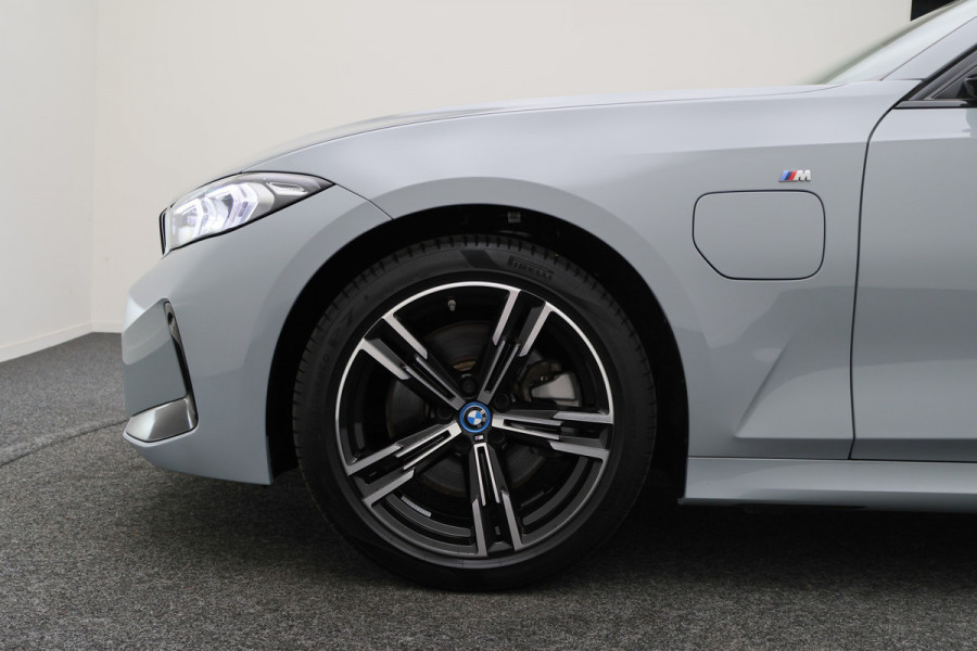 BMW 3 Serie Touring 320e M Sport Leder/Alcantara, Virtual Cockpit, LED, Elek. trekhaak, Apple Carplay, 18"