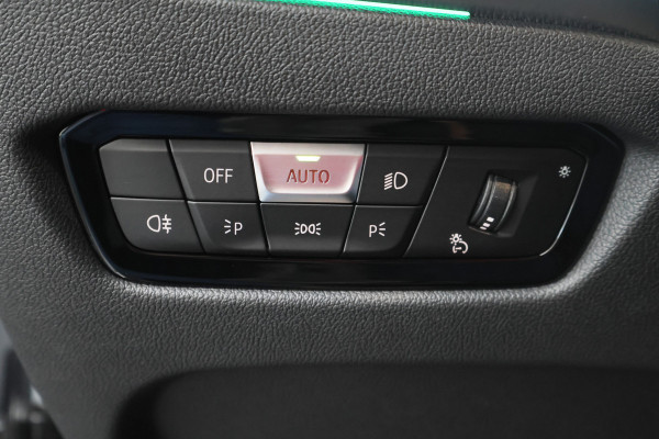 BMW 3 Serie Touring 320e M Sport Leder/Alcantara, Virtual Cockpit, LED, Elek. trekhaak, Apple Carplay, 18"