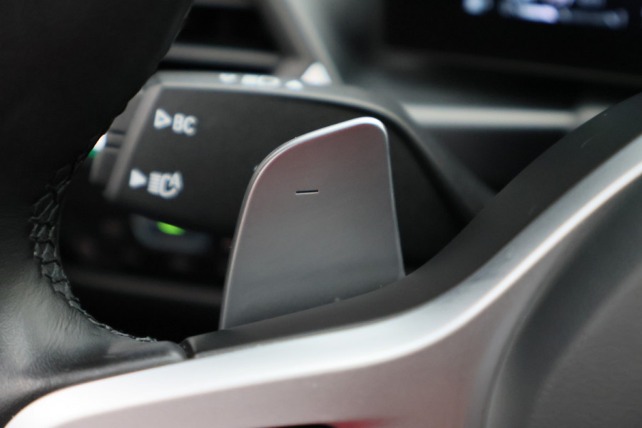 BMW 3 Serie Touring 320e M Sport Leder/Alcantara, Virtual Cockpit, LED, Elek. trekhaak, Apple Carplay, 18"