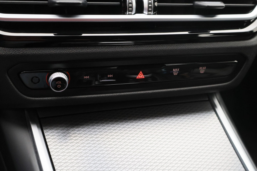 BMW 3 Serie Touring 320e M Sport Leder/Alcantara, Virtual Cockpit, LED, Elek. trekhaak, Apple Carplay, 18"