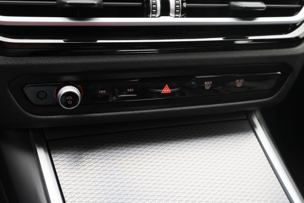 BMW 3 Serie Touring 320e M Sport Leder/Alcantara, Virtual Cockpit, LED, Elek. trekhaak, Apple Carplay, 18"