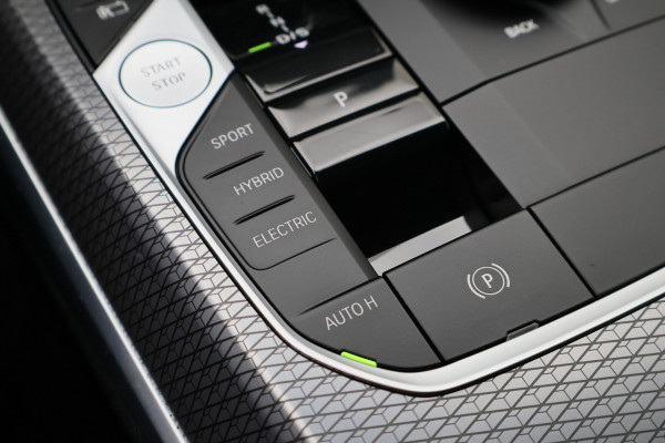 BMW 3 Serie Touring 320e M Sport Leder/Alcantara, Virtual Cockpit, LED, Elek. trekhaak, Apple Carplay, 18"