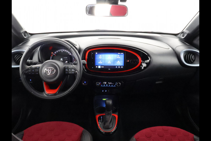 Toyota Aygo X 1.0 VVT-i S-CVT Undercover Jun Takahashi | JBL-Audio | Stoelverwarming | Parkeersensoren voor & achter |