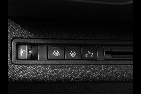 Peugeot 3008 1.2 110pk Turbo Automaat Allure Climate control Adaptive cruise control Achteruitrijd camera Parkeersensoren Verwarmde voorstoelen LED Navigatie Apple Carplay/ Android Auto
