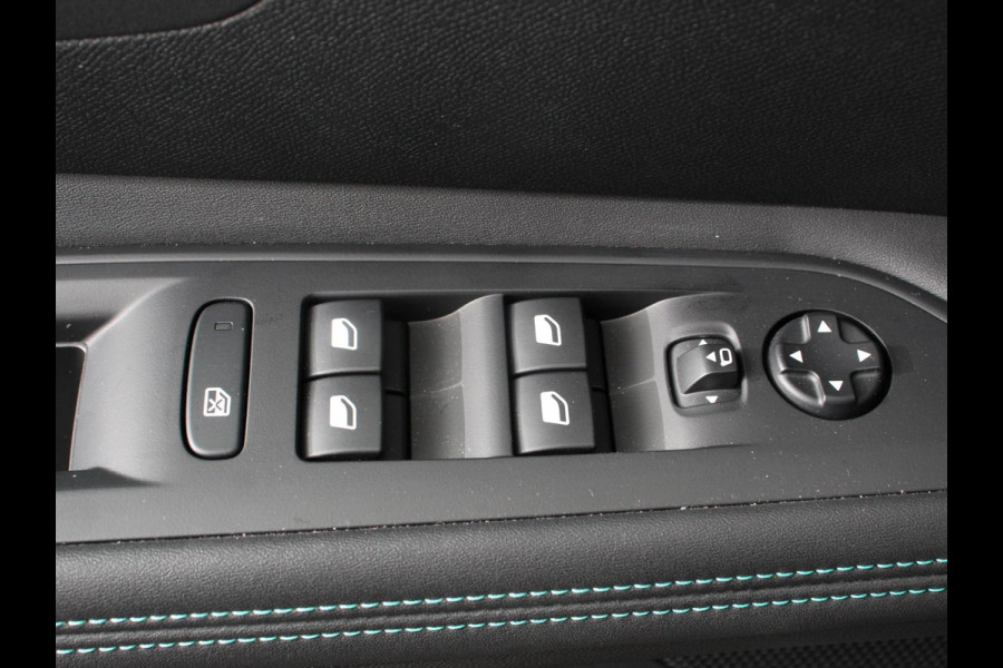Peugeot 3008 1.2 110pk Turbo Automaat Allure Climate control Adaptive cruise control Achteruitrijd camera Parkeersensoren Verwarmde voorstoelen LED Navigatie Apple Carplay/ Android Auto