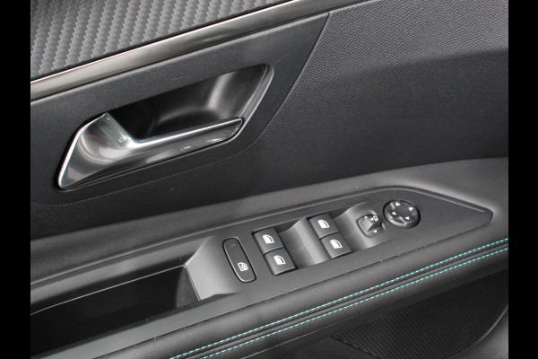 Peugeot 3008 1.2 110pk Turbo Automaat Allure Climate control Adaptive cruise control Achteruitrijd camera Parkeersensoren Verwarmde voorstoelen LED Navigatie Apple Carplay/ Android Auto