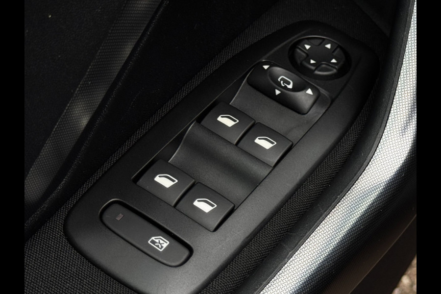 Peugeot 2008 1.2 PureTech Allure | Automaat | Trekhaak | Distributieriem vervangen| Parkeersensoren | Climate Control