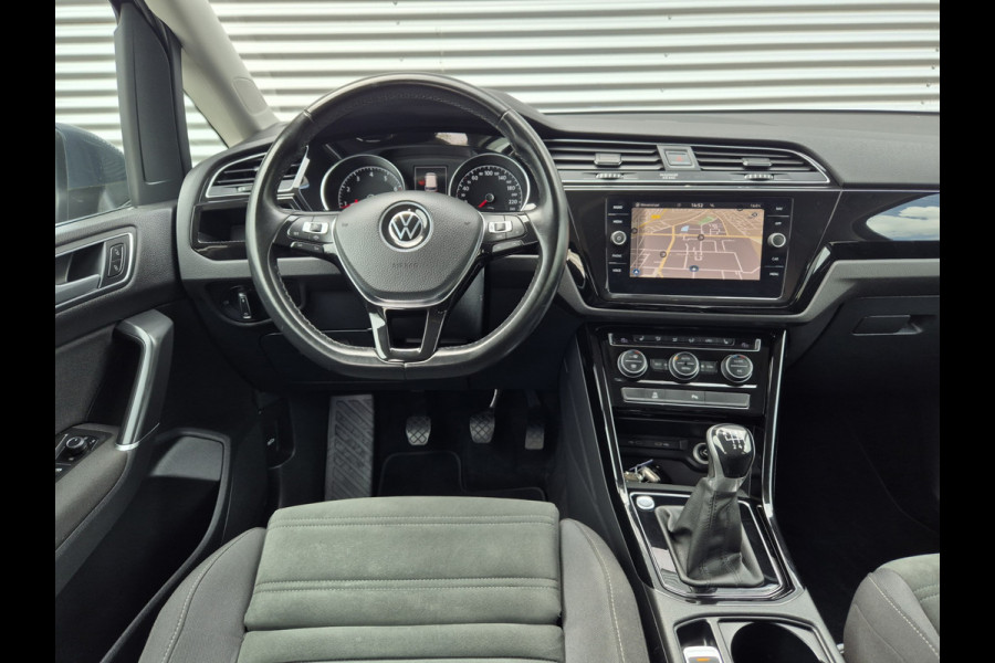 Volkswagen Touran 1.5 TSI R-Line Exclusive 7p,afn.Trekhaak,Navigatie,parkeersensoren/Camera,stoelverwarming,
