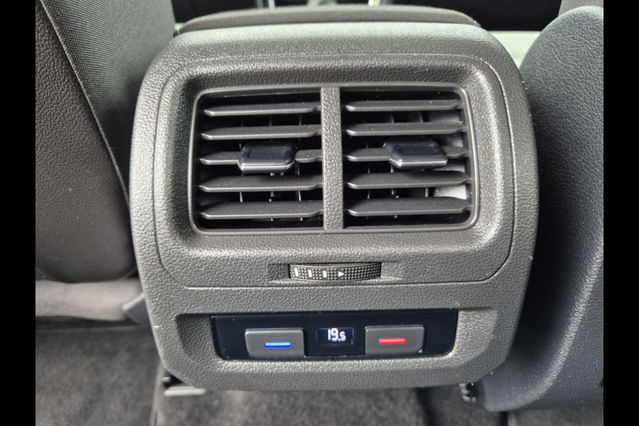Volkswagen Touran 1.5 TSI R-Line Exclusive 7p,afn.Trekhaak,Navigatie,parkeersensoren/Camera,stoelverwarming,