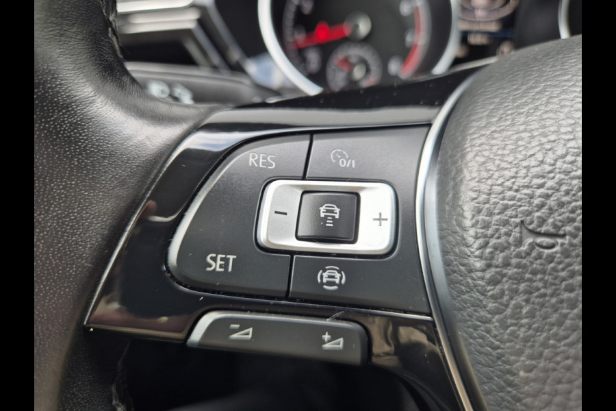 Volkswagen Touran 1.5 TSI R-Line Exclusive 7p,afn.Trekhaak,Navigatie,parkeersensoren/Camera,stoelverwarming,