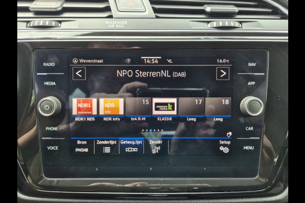 Volkswagen Touran 1.5 TSI R-Line Exclusive 7p,afn.Trekhaak,Navigatie,parkeersensoren/Camera,stoelverwarming,