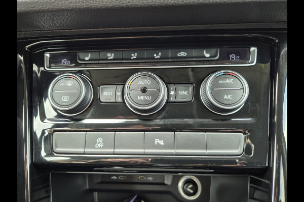 Volkswagen Touran 1.5 TSI R-Line Exclusive 7p,afn.Trekhaak,Navigatie,parkeersensoren/Camera,stoelverwarming,