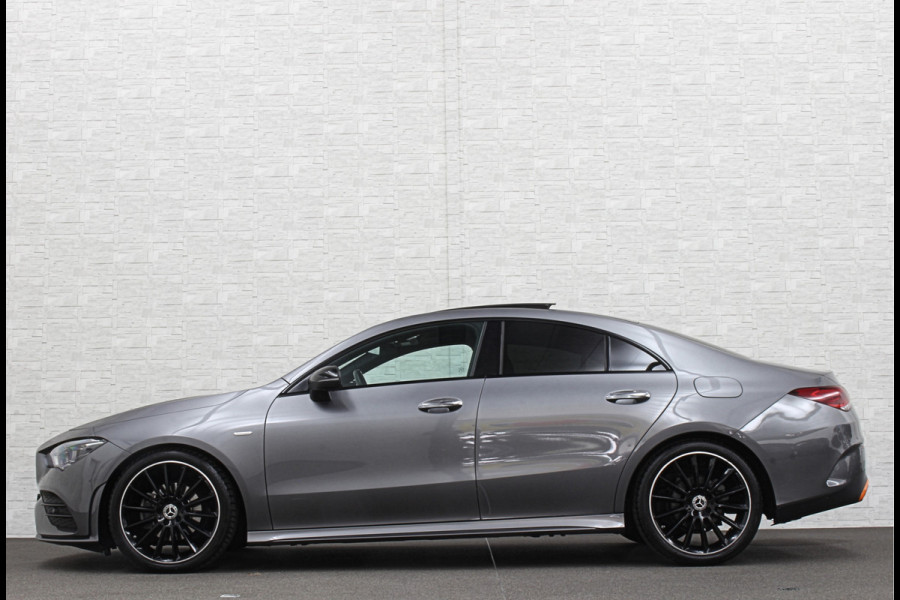Mercedes-Benz CLA-Klasse 180 Edition 1 AMG-Line | Panorama | Sfeerverlichting | Widescreen | Memory | Multi-Beam LED | Keyless-Go | 19 Inch | Stoelverwarming | Night-Pakket | Camera | Origineel NL | Nieuwe Banden & Onderhoudsbeurt |