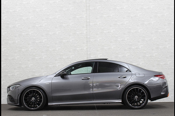 Mercedes-Benz CLA-Klasse 180 Edition 1 AMG-Line | Panorama | Sfeerverlichting | Widescreen | Memory | Multi-Beam LED | Keyless-Go | 19 Inch | Stoelverwarming | Night-Pakket | Camera | Origineel NL | Nieuwe Banden & Onderhoudsbeurt |
