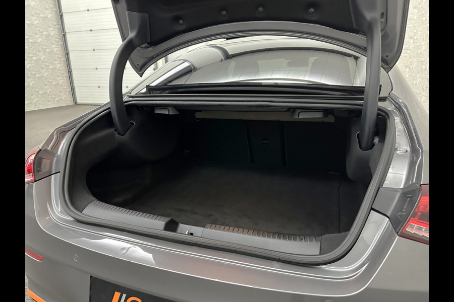 Mercedes-Benz CLA-Klasse 180 Edition 1 AMG-Line | Panorama | Sfeerverlichting | Widescreen | Memory | Multi-Beam LED | Keyless-Go | 19 Inch | Stoelverwarming | Night-Pakket | Camera | Origineel NL | Nieuwe Banden & Onderhoudsbeurt |