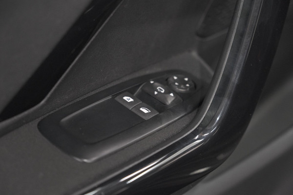 Peugeot 208 PureTech 82 Signature | Trekhaak | Parkeersensoren | Apple Carplay | Navigatie