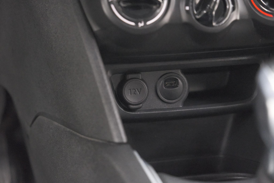 Peugeot 208 PureTech 82 Signature | Trekhaak | Parkeersensoren | Apple Carplay | Navigatie