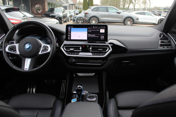 BMW iX3 High Executive 80 kWh / SoH 92,3% / Trekhaak / Panoramadak / 360Camera / Head-up / 20'' / Leder / Harman Kardon / Sfeerverlichting / Dodehoek / DAB / Stuur+Stoelverwarming / ACC