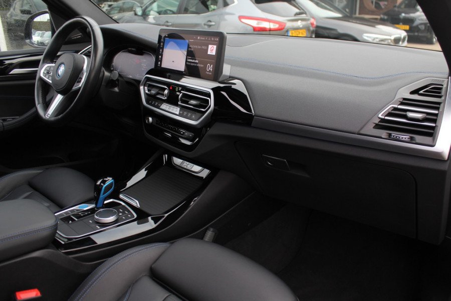 BMW iX3 High Executive 80 kWh / SoH 92,3% / Trekhaak / Panoramadak / 360Camera / Head-up / 20'' / Leder / Harman Kardon / Sfeerverlichting / Dodehoek / DAB / Stuur+Stoelverwarming / ACC