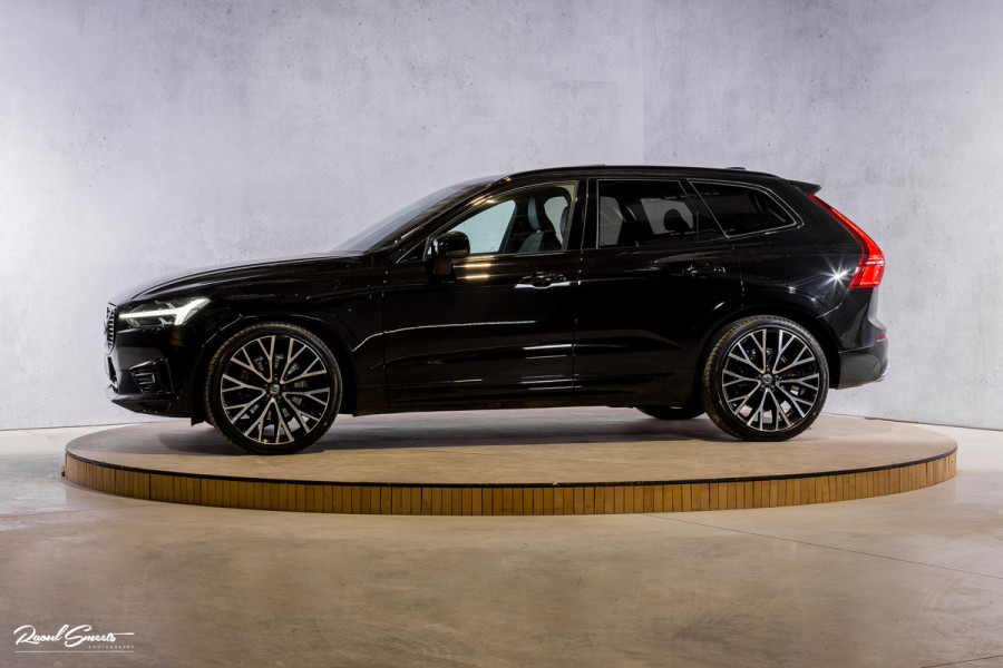 Volvo XC60 2.0 T8 Plug-in hybrid AWD R-Design | Luchtvering | Zwenkbare trekhaak | Panorama dak | Memory | Adaptieve cruise |
