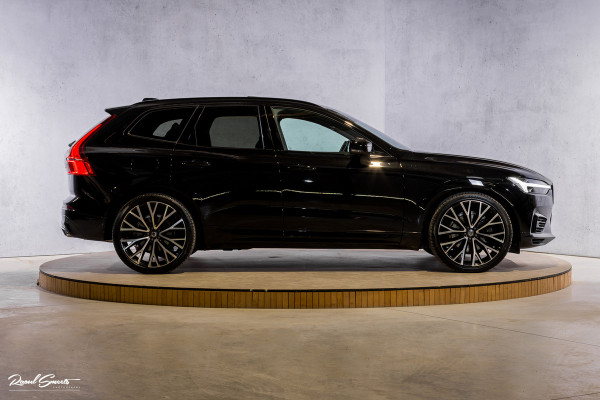 Volvo XC60 2.0 T8 Plug-in hybrid AWD R-Design | Luchtvering | Zwenkbare trekhaak | Panorama dak | Memory | Adaptieve cruise |
