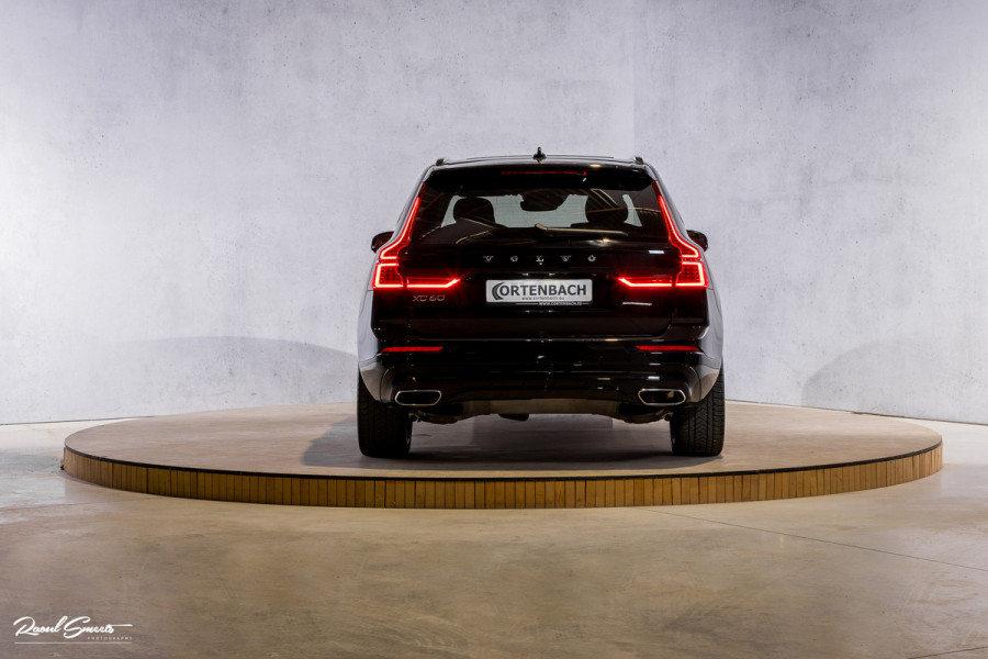 Volvo XC60 2.0 T8 Plug-in hybrid AWD R-Design | Luchtvering | Zwenkbare trekhaak | Panorama dak | Memory | Adaptieve cruise |