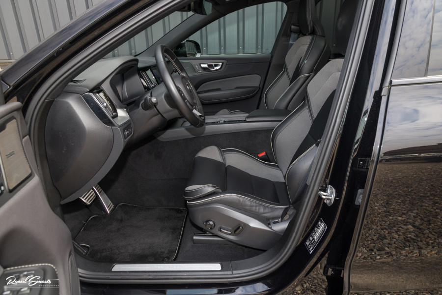 Volvo XC60 2.0 T8 Plug-in hybrid AWD R-Design | Luchtvering | Zwenkbare trekhaak | Panorama dak | Memory | Adaptieve cruise |
