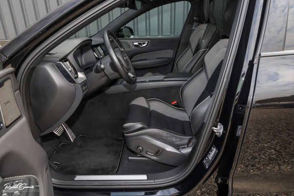 Volvo XC60 2.0 T8 Plug-in hybrid AWD R-Design | Luchtvering | Zwenkbare trekhaak | Panorama dak | Memory | Adaptieve cruise |