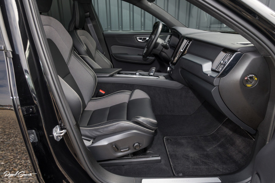 Volvo XC60 2.0 T8 Plug-in hybrid AWD R-Design | Luchtvering | Zwenkbare trekhaak | Panorama dak | Memory | Adaptieve cruise |