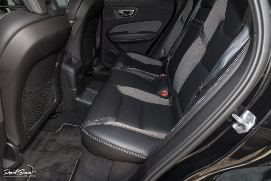 Volvo XC60 2.0 T8 Plug-in hybrid AWD R-Design | Luchtvering | Zwenkbare trekhaak | Panorama dak | Memory | Adaptieve cruise |