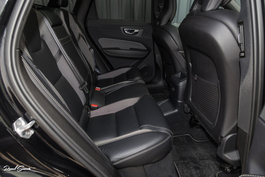 Volvo XC60 2.0 T8 Plug-in hybrid AWD R-Design | Luchtvering | Zwenkbare trekhaak | Panorama dak | Memory | Adaptieve cruise |