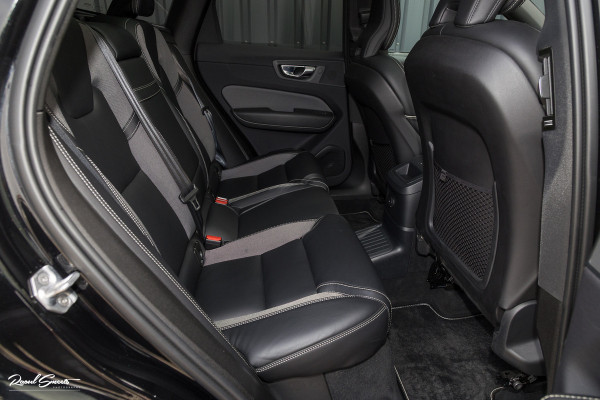 Volvo XC60 2.0 T8 Plug-in hybrid AWD R-Design | Luchtvering | Zwenkbare trekhaak | Panorama dak | Memory | Adaptieve cruise |